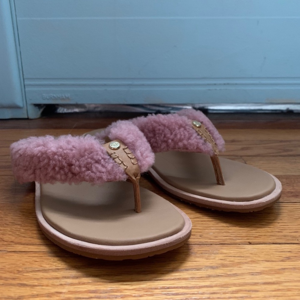 BRAND NEW Ugg Flip flops with pink shearling
